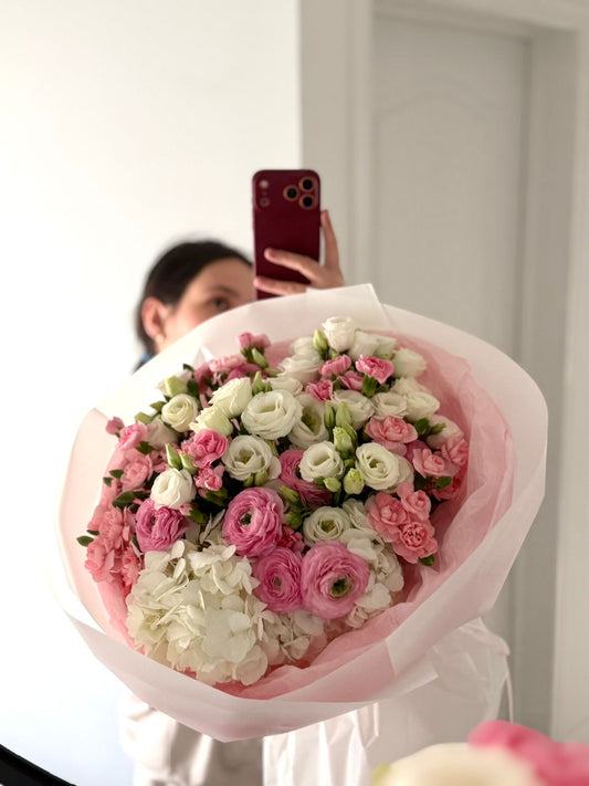 Elegance Lisianthus & Ranunculus Deluxe