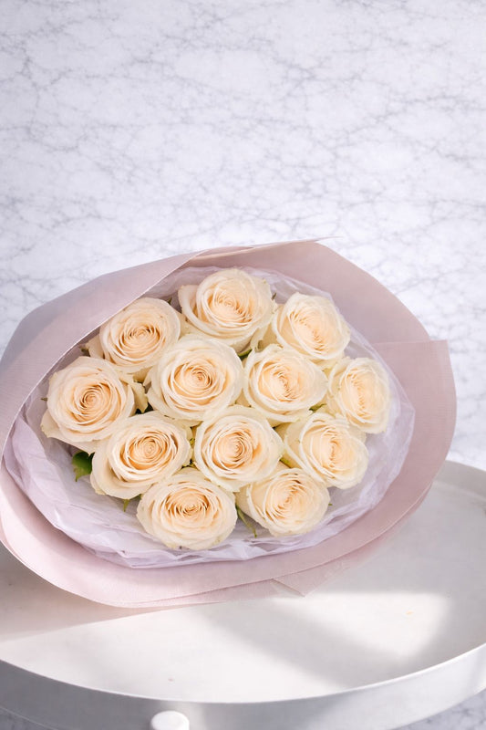 12 White Roses